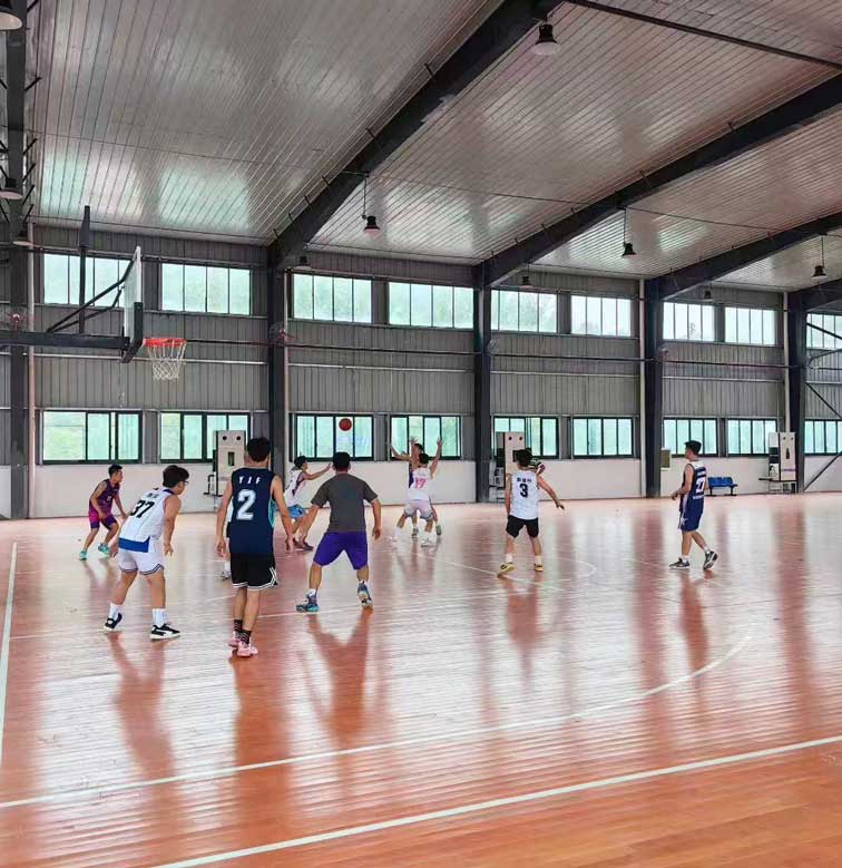 籃球館整體制冷降溫，安裝蒸發冷省電空調 - 立式射流機